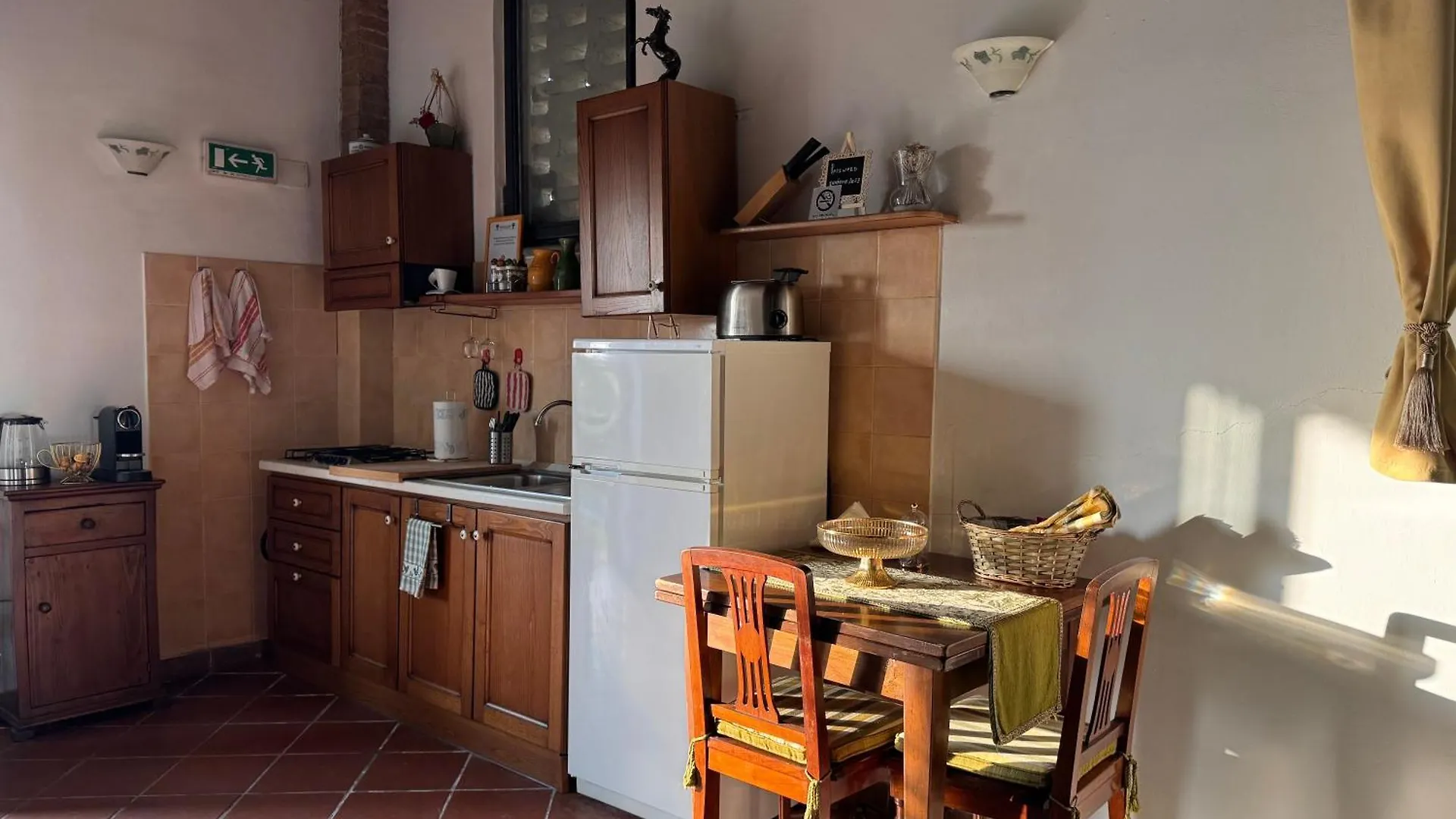 アパート Cottage Con Piscina Immerso Nel Verde Delle Crete Senesi アッシャーノ