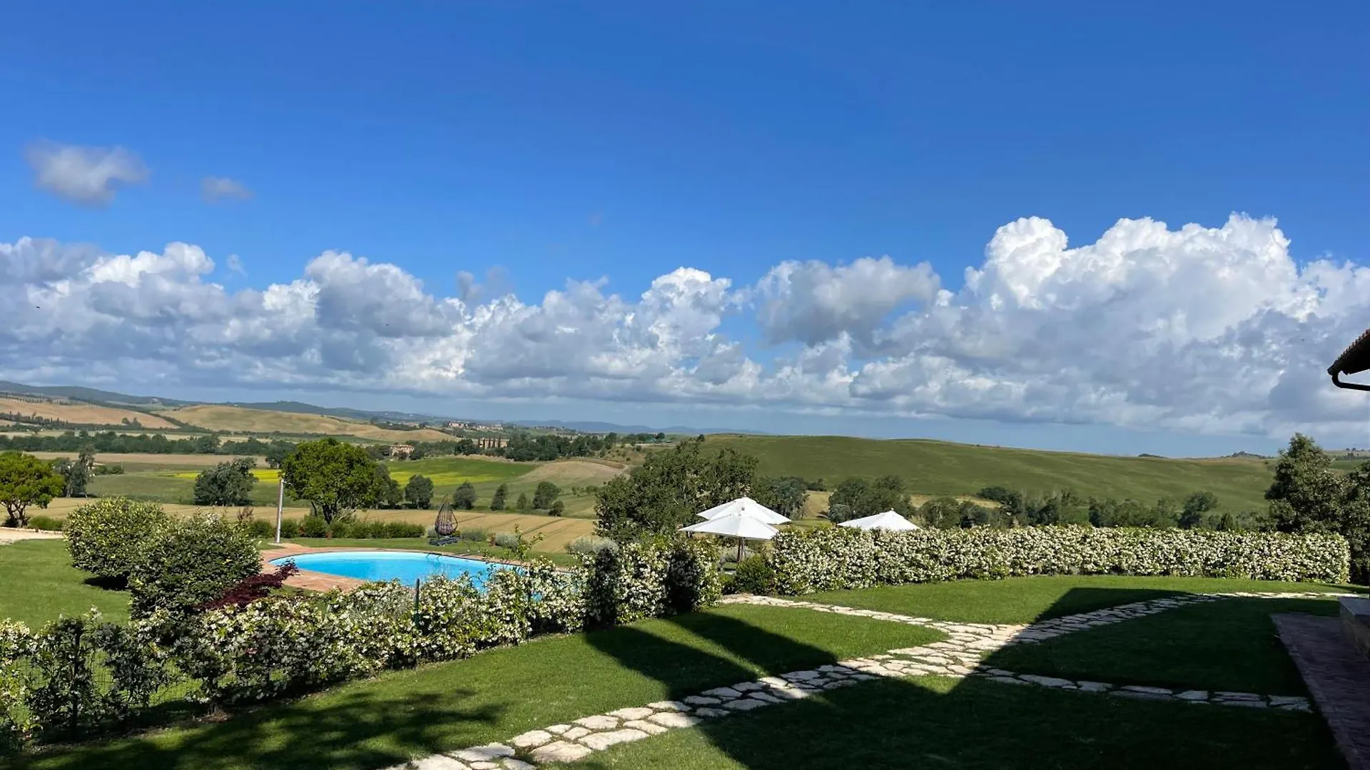 Cottage Con Piscina Immerso Nel Verde Delle Crete Senesi アッシャーノ 0*,  イタリア